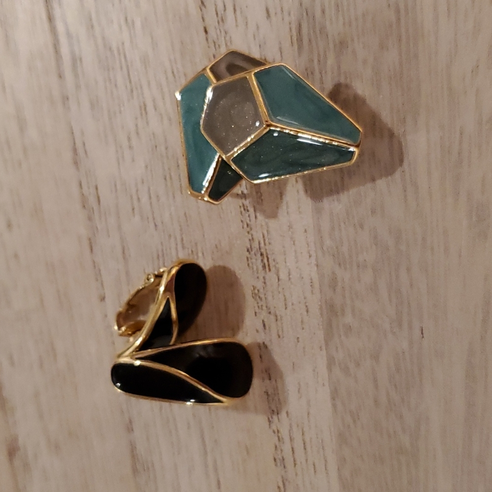 Trifari 2 pairs of clip ons•Goldtone clip ons•black and 3 colors teal/green•